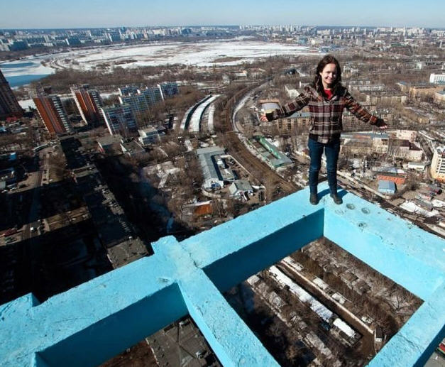 肆意的青春 俄罗斯少年登高顶拍摄俯瞰大地