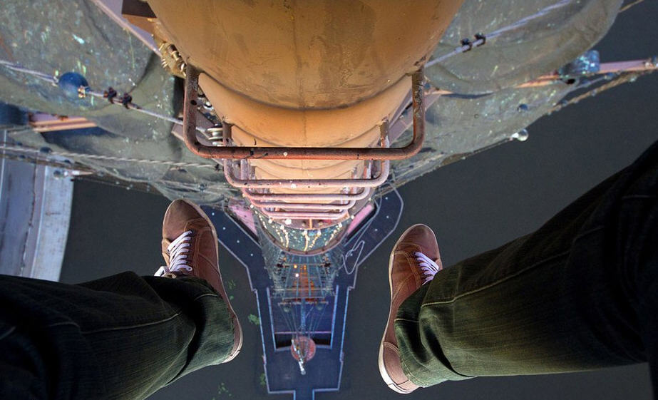 肆意的青春 俄罗斯少年登高顶拍摄俯瞰大地完