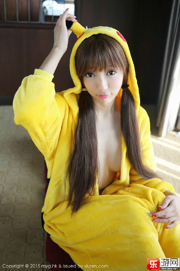 赶紧抱回家吧 宅男女神王馨瑶身穿皮卡丘睡衣真空性感写真