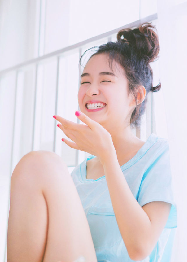 搞笑囧图带你看被扒光美女  妹纸上课困了都是这样睡的…真担心她会不